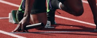 田径运动员在跑道上冲刺的比赛场景